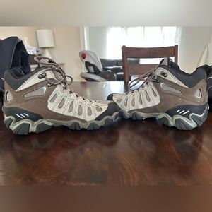 Women’s Oboz Mid Waterproof Hiking Boots